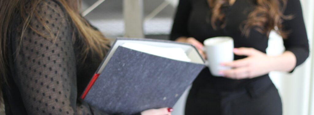 Zwei Frauen im Büro